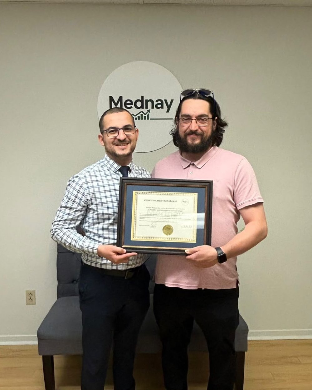 Employé Mednay recevant son certificat de promotion à Assistant Gérant